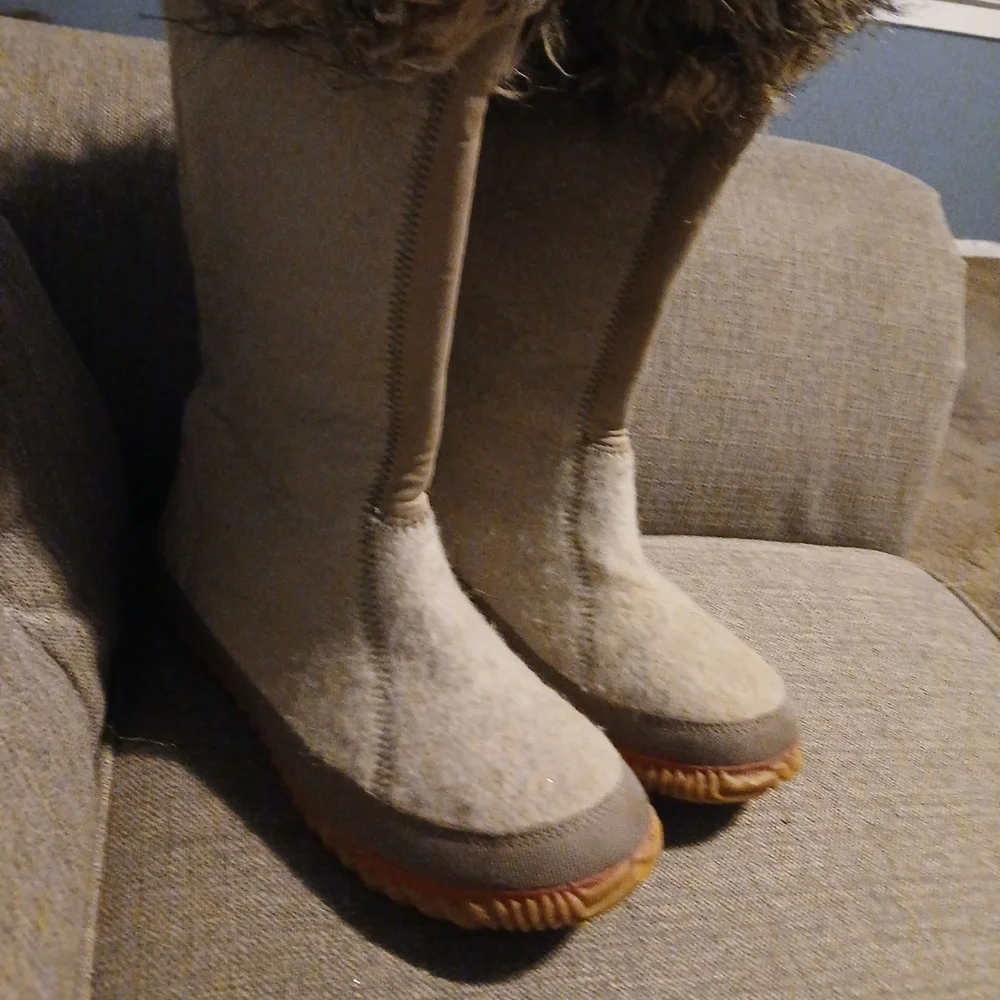 Sorel Womens Faux Fur, Tan Boots. Size 10 - Picture 10 of 16